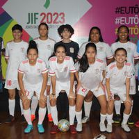 Equipe de futsal feminino com professor Edezio e Pedro 